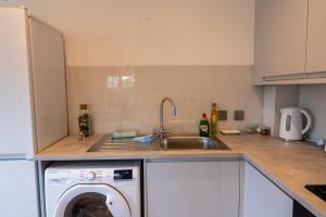 Kingston Centre Location 2-Bed Flat Sleeps 5