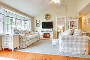 Walk to Goose Rocks Beach Quiet Townhome with Patio