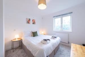 Kingston Centre Location 2-Bed Flat Sleeps 5