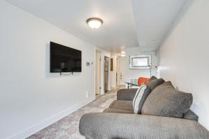 Near UChicago Dog-Friendly Apt with Yard