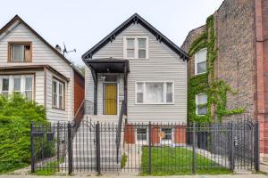 Near UChicago Dog-Friendly Apt with Yard