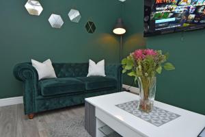 Polaris House - sleeps 6, driveway, garden