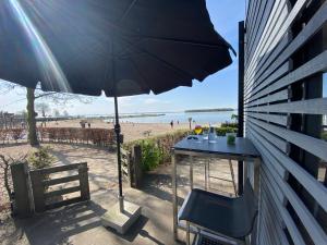 BEACH VILLA in erster Reihe - direkter Strandzugang - eingezäunter Garten - Dachterrasse - 2 Gartenterrassen - Terrassendach - Grill mit Plancha - XXL Meerblick - Bar - SONOS Soundanlage - Pool Whirlpool - kinderfreundlich - Hunde willkommen