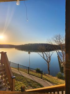 Peaceful 1st floor lakeside condo minutes from Osage Beach and Ozark State Park
