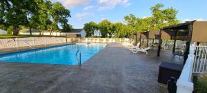 Peaceful 1st floor lakeside condo minutes from Osage Beach and Ozark State Park