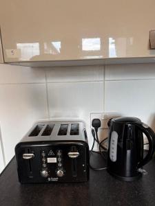 Modern double bed - Central Dartford - Free Parking