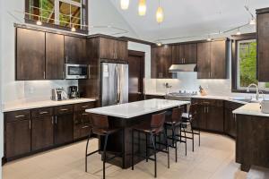 Larkspur Lookout in Suncadia - Fairway View, Hot Tub, Firepit, BBQ, Smart TV, Xbox, Fully Equipped Kitchen, Hi-speed Wi-Fi