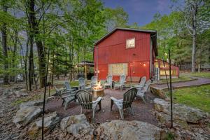 Cozy mountain house with beach access and firepit - Ubytování bez kategorie ve městě Lake Harmony