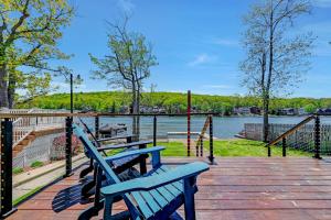 Lakefront home with kayaks fire pit hot tub and walk to restaurants and bars