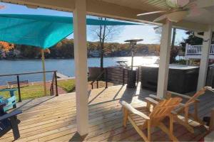Lakefront home with kayaks fire pit hot tub and walk to restaurants and bars