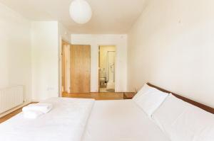 Spacious 2-Bed Apartment Opposite Santry Park & 10 Min Away from Airport