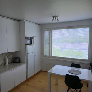 Avara ja kodikas huoneisto parvekkeella