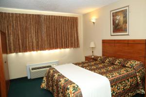 Standard Room with One Queen Bed room in JFK Inn