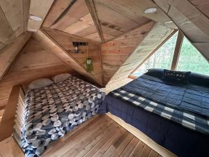 Peaceful Forest Retreat Loft Beds, FirePit, Wifi