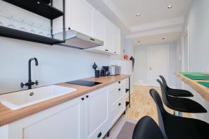 Bright Room 2 min Metro B 20 min Colosseum private bathroom swimming pool free parking