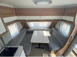 Wohnwagen direkt am See auf privatem Grundstück