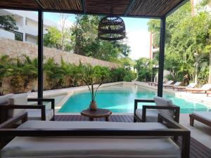 Enmedio de la zona hotelera y el centro