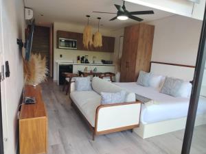 Enmedio de la zona hotelera y el centro