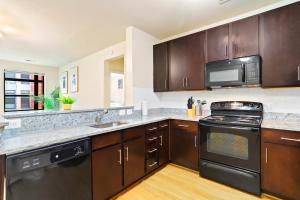 Comfort & Convenience in Trendy Crystal City Loft - 4hvězdičkové hotely ve městě Arlington