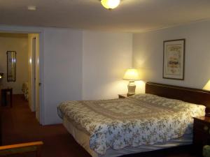 Classic Suite room in Golden Knight Inn and Suites