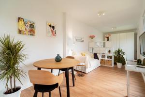 Ático con terraza y vistas al mar