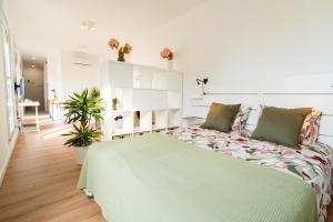 Ático con terraza y vistas al mar