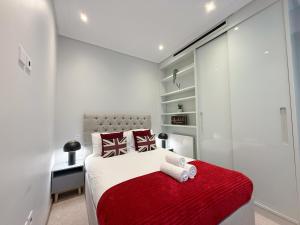 Luxurious 3-Bedroom & 3 Bathroom flat with Indoor fireplace and patio in central Mayfair
