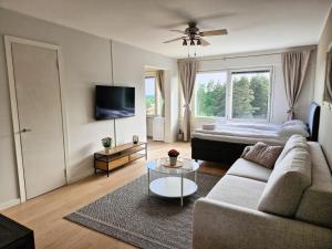 Cozy top-floor studio near the travel center and downtown, with AC and Wi-Fi