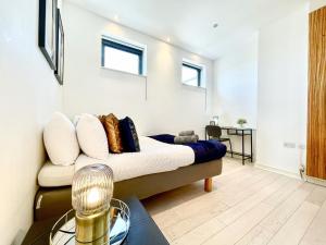 NEW 3-Bedroom Kings Cross flat with Balcony, Free WiFi and lift access near St Pancras International, Angel, Islington,