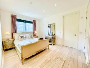 NEW 3-Bedroom Kings Cross flat with Balcony, Free WiFi and lift access near St Pancras International, Angel, Islington by NourNest Apartments
