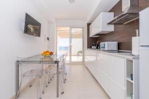 MADAGÌ Beachfront Apartments