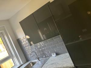 Modern and stylish 3 bedroom 2 bathroom west end house with Free WiFi and parking