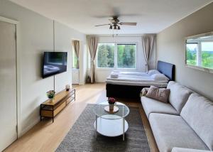 Cozy top-floor studio near the travel center and downtown, with AC and Wi-Fi