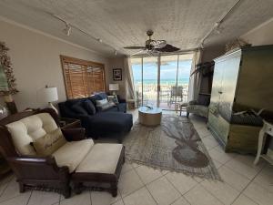 Lovely Gulf View! Walk To Beach!