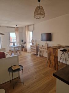 Studio cosy avec vue port