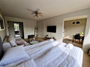 Cozy top-floor studio near the travel center and downtown, with AC and Wi-Fi