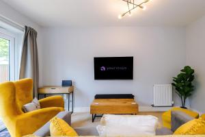 Relax in Style at Wedgwood House 3 BR Home with Garden & Parking