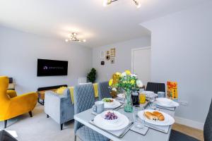 Relax in Style at Wedgwood House 3 BR Home with Garden & Parking