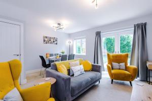 Relax in Style at Wedgwood House 3 BR Home with Garden & Parking