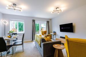 Relax in Style at Wedgwood House 3 BR Home with Garden & Parking