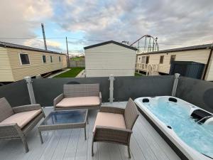 Sunnymede B7 - Fantasy Island, Hot tub, wrap around veranda, WiFi, pet free - Meadow Lakes Caravan & Lodge Hire