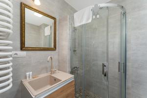 Riverside Comfort Apartment by BookingHost