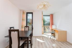 Riverside Comfort Apartment by BookingHost