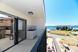 Apartman Girasole - Modern Sea View Apt - 5 min to Marina Baotic