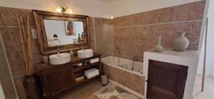 B&B / Chambres d'hotes Le MAS CLEMENTINE : Suite Familiale avec Balcon
