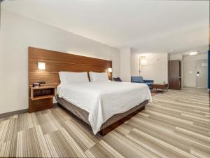 Holiday Inn Express & Suites Medicine Hat by IHG