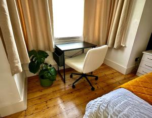 Fulham Tranquil 2BD King Bed Home with Parking & Gdn