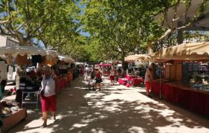 Maisons de vacances Lovely Home In Pont-Saint-Esprit : photos des chambres