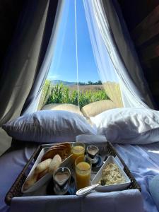 Chalé Na coruja e Chalé Encanto com BANHEIRA com AQUECEDOR e hidromassagem 7,5km centro Águas com COM CAFÉ, internet Starlink