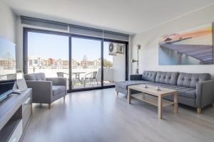 Lovely 3BD 150m Beach Ocean View AC Wi-Fi Balcony